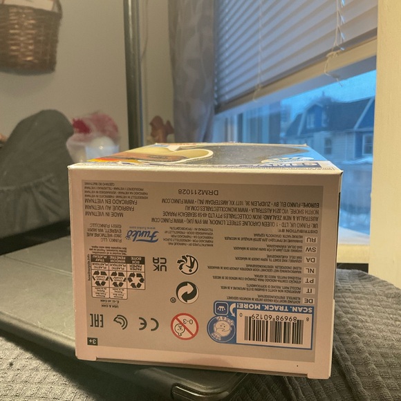 Funko Pop! LeBron James Cowboy with Tan Hat and Red Boots damaged box - Picture 8 of 8